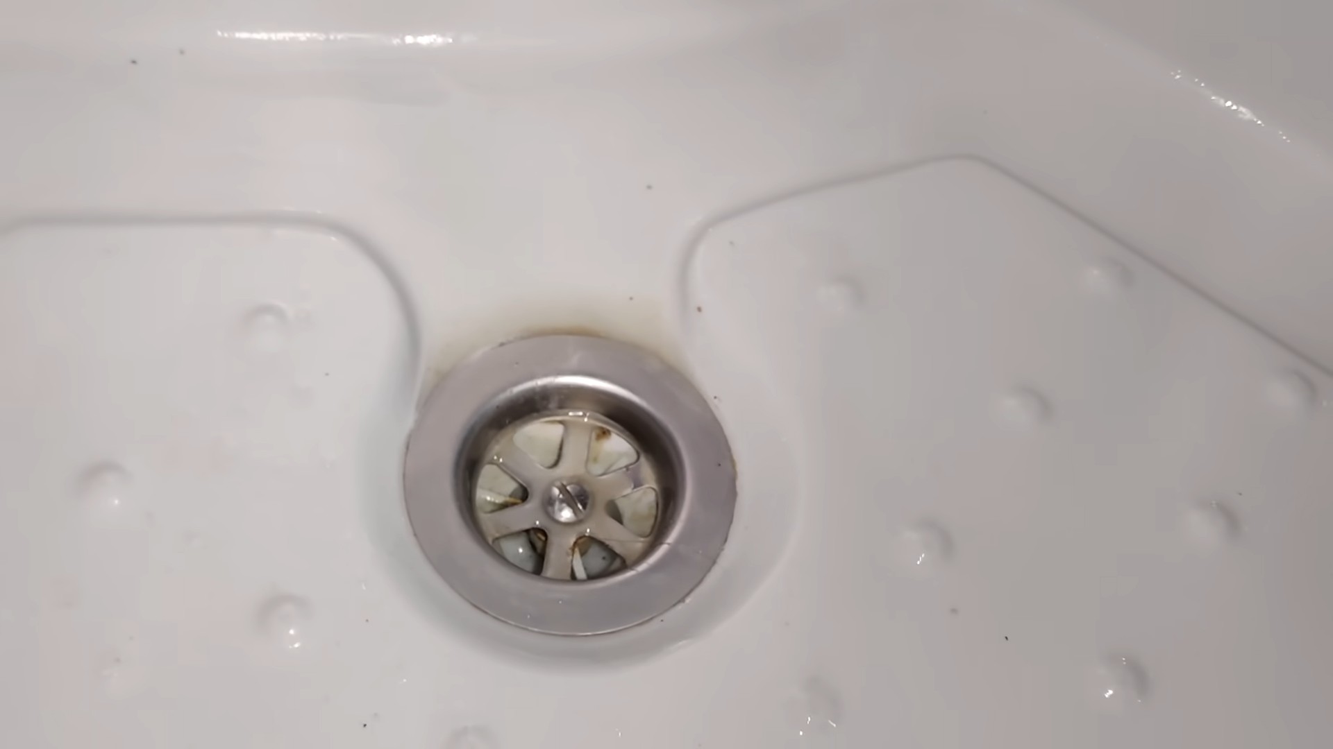 Soap and vinegar cleaning solution